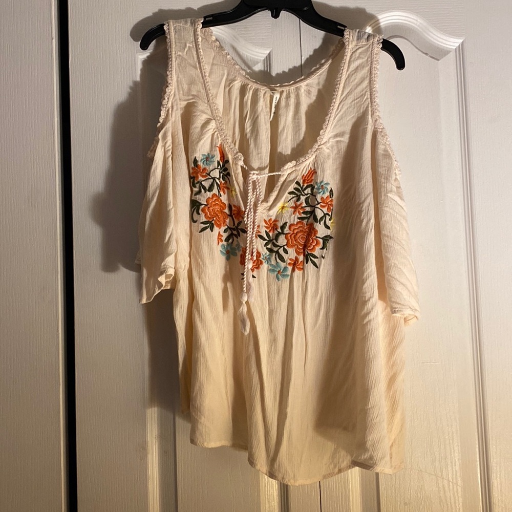 Women’s cream floral open shoulder adjustable collar quarter sleeve blouse.